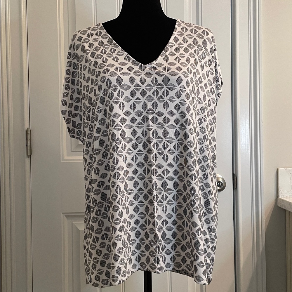 Liz Claiborne Gray and White Short Sleeve Top